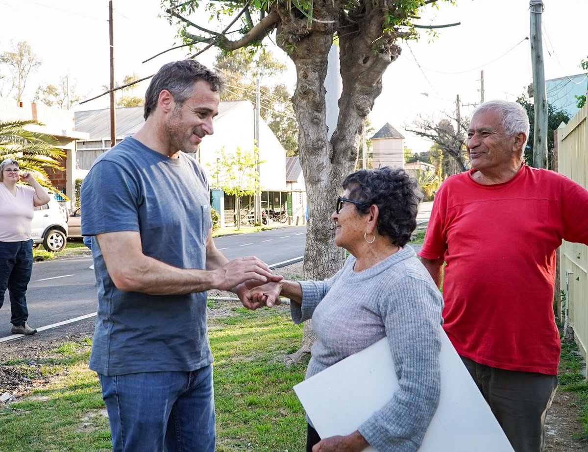 FedericoAchaval's tweet image. Hoy caminamos por las nuevas obras que hicimos en el barrio #LaCautiva de #PresidenteDerqui.

Le dijimos a sus vecinos y vecinas que #VamosPorMuchoMás porque queremos que todas nuestras localidades sigan creciendo.