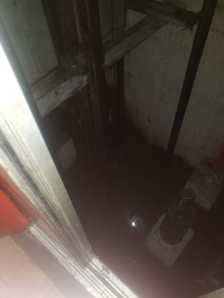 rebeca68's tweet photo. @marr1608 @hidrocapital Fosa de ascensores en Parque 6 con nivel peligroso de agua acumulada por tanquilla de Hidrocapital sin reparación desde hace casi 3 meses. https://t.co/X29RscHMfD