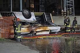 Juaquer's tweet photo. Un autobús cayó el martes (03.10.2023) por la noche de un puente en Venecia, en el norte de #Italia, y el incidente causó "numerosas víctimas", al menos unas 20 personas, anunció el alcalde de la localidad, Luigi Brugnaro https://t.co/FBWSBWrW7M
