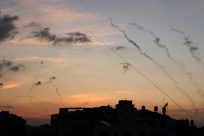 jandira_feghali's tweet photo. Décadas de conflitos, milhares de mortos e feridos. Desoladora a onda de violência entre Israel e Palestina que deixa mais vítimas e aprofunda a falta de diálogo para negociações que permitam um cessar fogo dessa tragédia que paira sobre o povo, fruto da ocupação da Faixa de Gaza e Cisjordânia e o não reconhecimento do estado Palestino por Israel. É preciso que Israel cumpra as resoluções da ONU e tire os pés da Palestina. É preemente construir acordos de paz que garantam respeito as diferenças políticas e religiosas e convivência harmoniosa entre seus povos. Basta de rastros de destruição, desesperança e dor. A paz é fundamental!