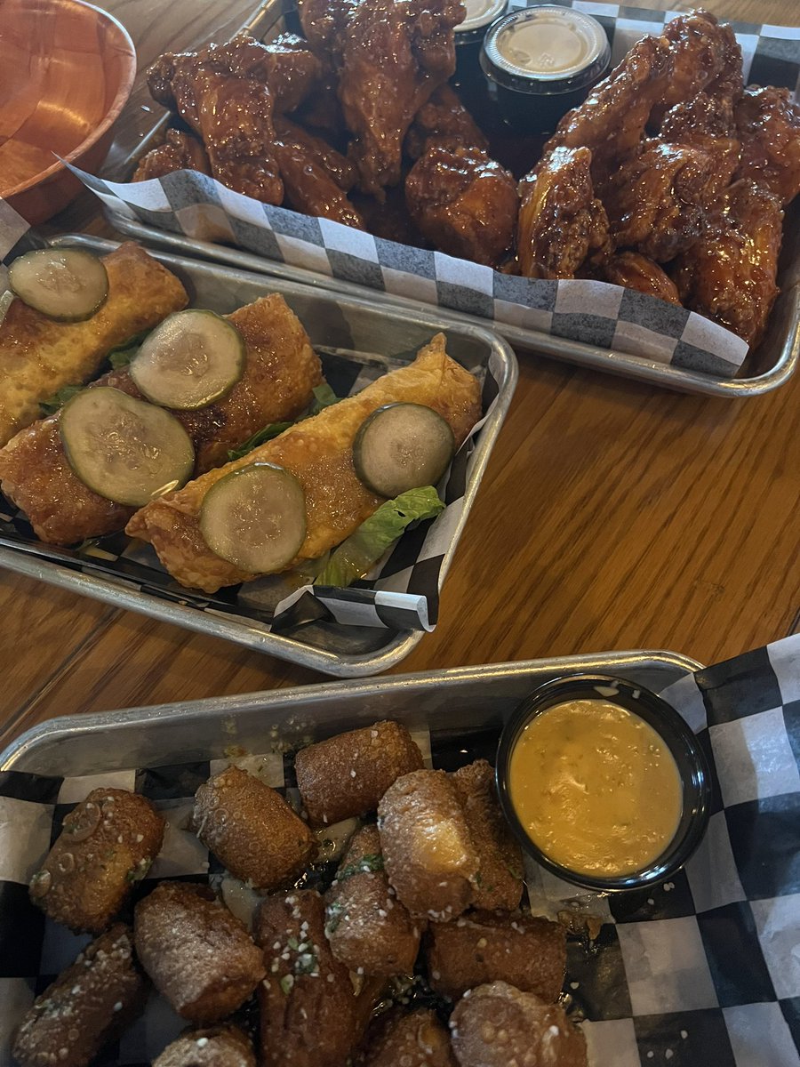 StephieKonicki's tweet photo. Saturday beer flights and wings #froth #wingnutz https://t.co/uydv8U5KBn