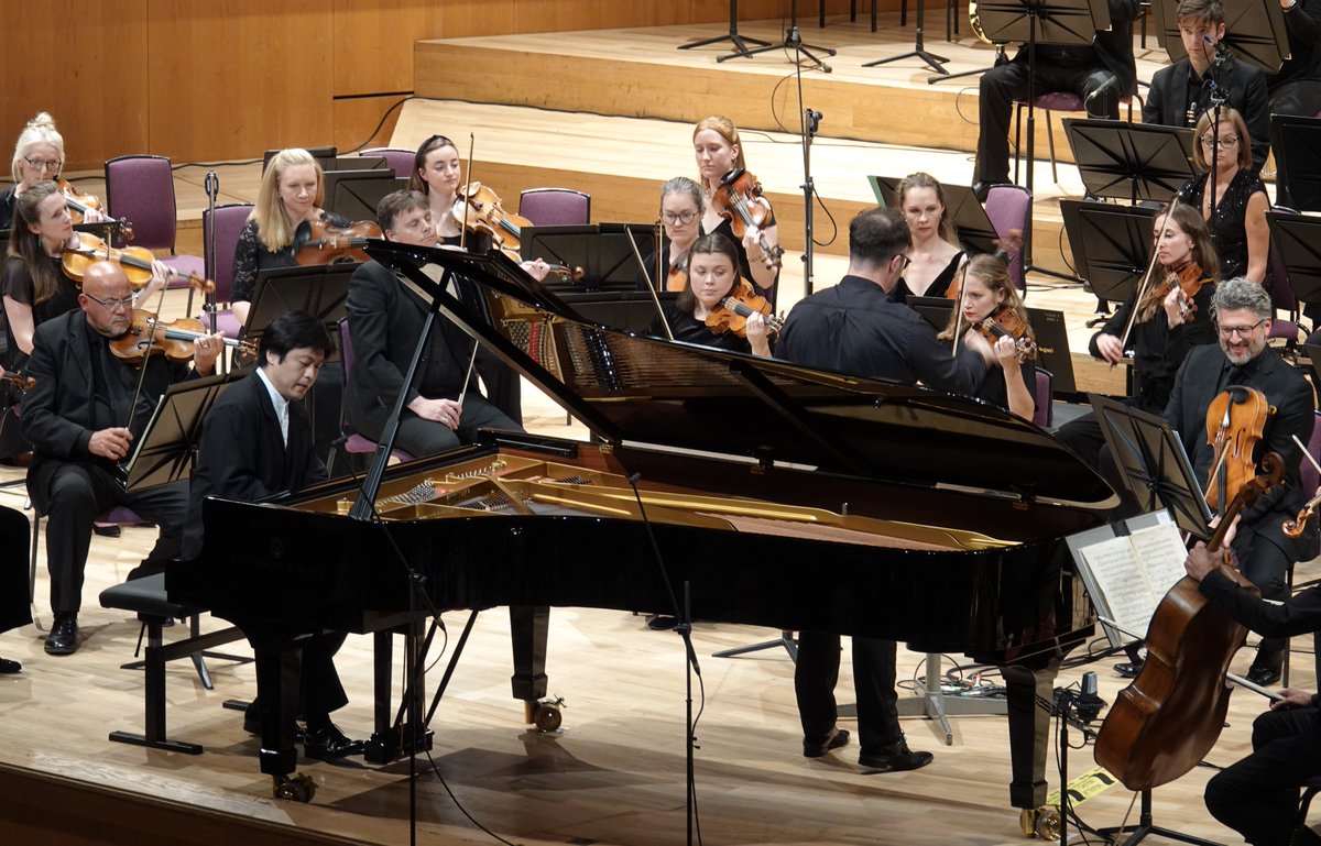 BBCPhilharmonic's tweet photo. Another glorious concert this evening at a very busy @BridgewaterHall with a programme of rousing classics with conductor @GernonBen! 🥳
Elgar: Overture ‘Cockaigne (In London Town)’
Brahms: Piano No.2 in B flat major with Sunwook Kim
Beethoven: Symphony No.5 in C minor https://t.co/l5OR07blF0