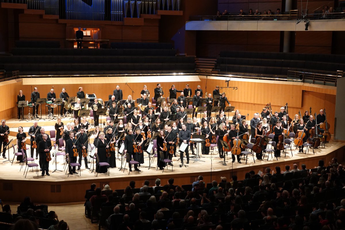 BBCPhilharmonic's tweet photo. Another glorious concert this evening at a very busy @BridgewaterHall with a programme of rousing classics with conductor @GernonBen! 🥳
Elgar: Overture ‘Cockaigne (In London Town)’
Brahms: Piano No.2 in B flat major with Sunwook Kim
Beethoven: Symphony No.5 in C minor https://t.co/l5OR07blF0