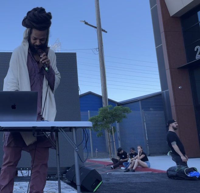 HBAR_Hub's tweet image. Wait, who’s that in the background??
@IOV_OWL 
#HelloFutureLive 
#Hedera #HBAR