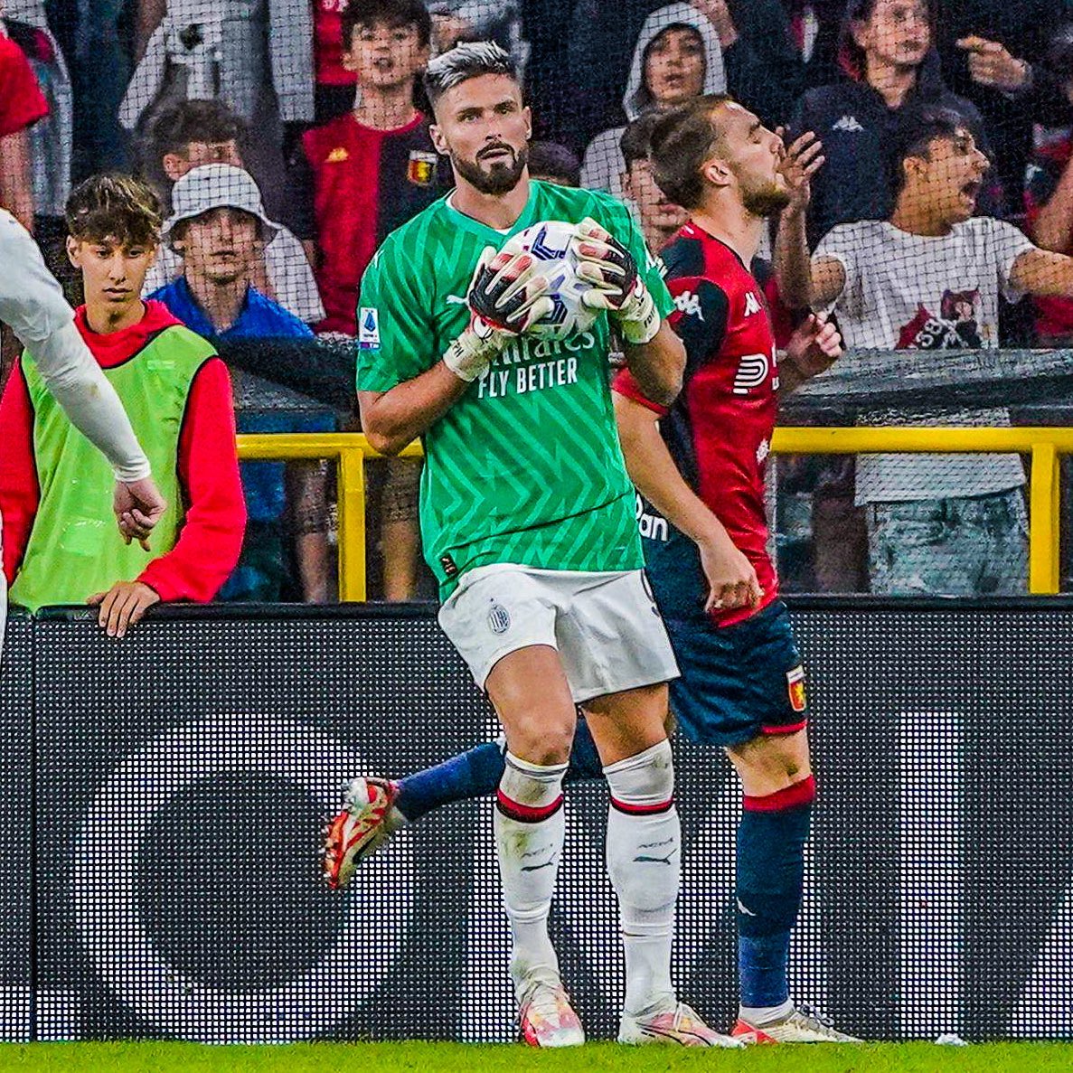 theflankerID's tweet photo. Maignan dapat kartu merah menit 90+9, pergantian Milan sudah habis.

Giroud lantas muncul jadi kiper dan lakukan penyelamatan penting. Seorang striker menyelamatkan gawang. Milan menang 1-0 atas Genoa akhirnya.

Beginilah serunya sepak bola! 🔥 https://t.co/lGAtvKMdVg