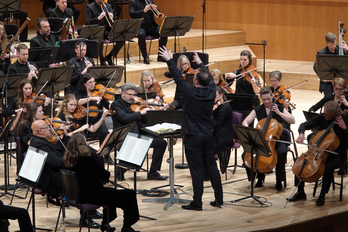 BBCPhilharmonic's tweet photo. Another glorious concert this evening at a very busy @BridgewaterHall with a programme of rousing classics with conductor @GernonBen! 🥳
Elgar: Overture ‘Cockaigne (In London Town)’
Brahms: Piano No.2 in B flat major with Sunwook Kim
Beethoven: Symphony No.5 in C minor https://t.co/l5OR07blF0