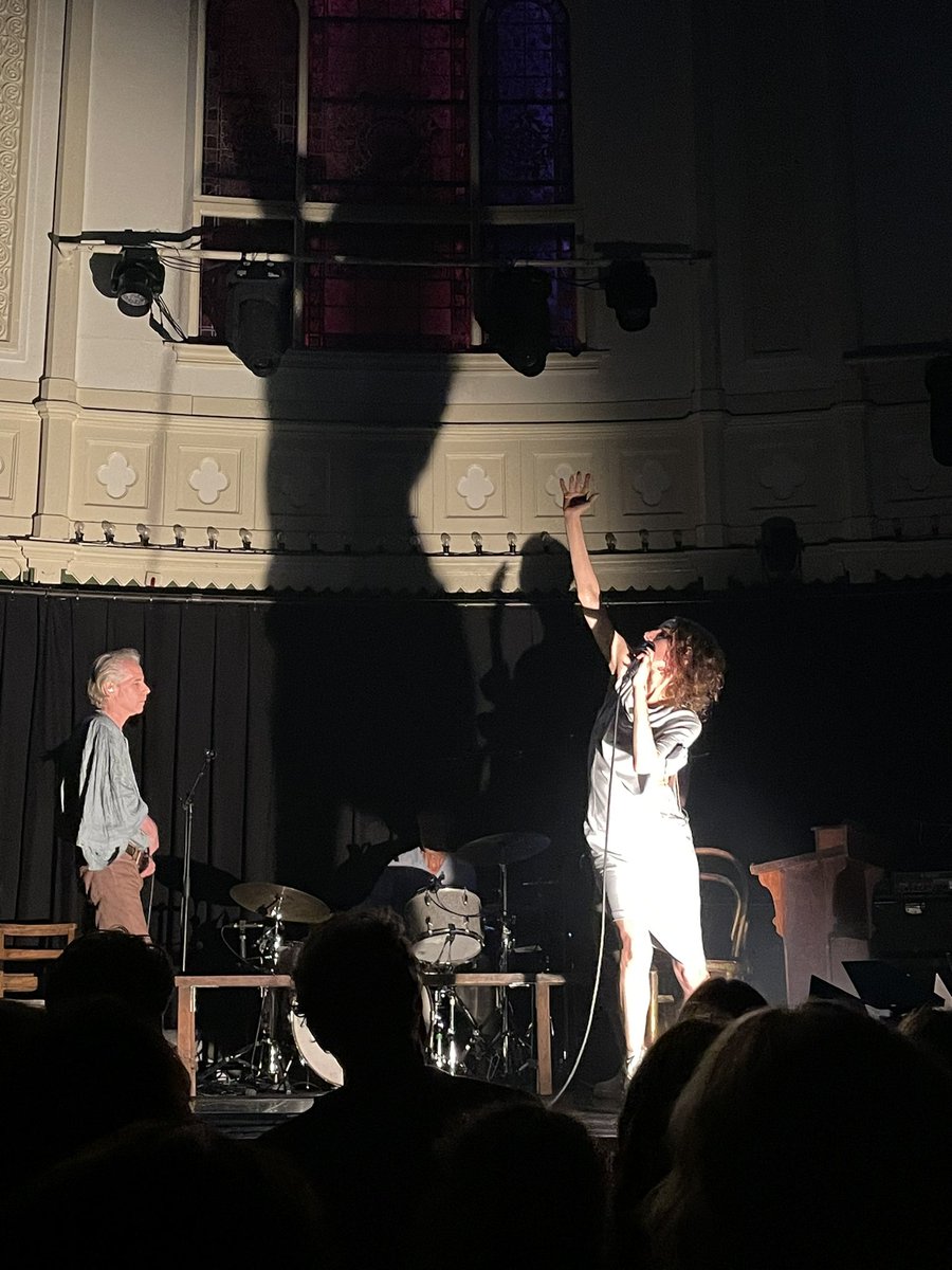 Moeilijk om onder woorden te brengen hoe fantastisch het concert van PJ Harvey was vanavond… ik moest iig zo nu en dan een traantje uit m’n ooghoek wrijven.