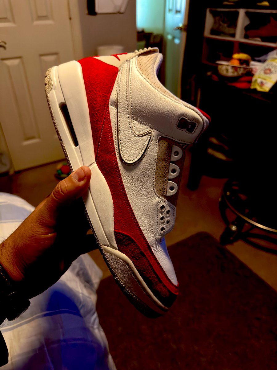 the00Beard's tweet photo. Copped this #tinkerhatfields #jordan3tinker #jordan3 #airmax1 #tinkerairmax1 Now trying to see if I should run it with no swoosh, white swoosh or the cement swoosh? https://t.co/1U4Hyjha9k