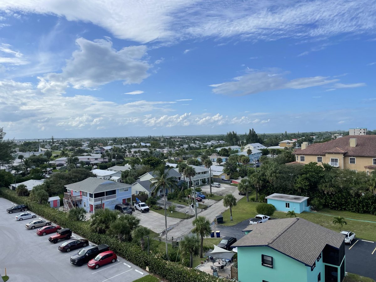 StormRangerWX's tweet photo. Interesting weather afternoon here in #fortpiercefl. Sea breeze front moving inland while developing pulse/multicellular storms track eastward over Highlands/Okeechobie counties into a very unstable atmosphere. High downburst potential! #flwx #severewx https://t.co/Mhjs0FuSxb
