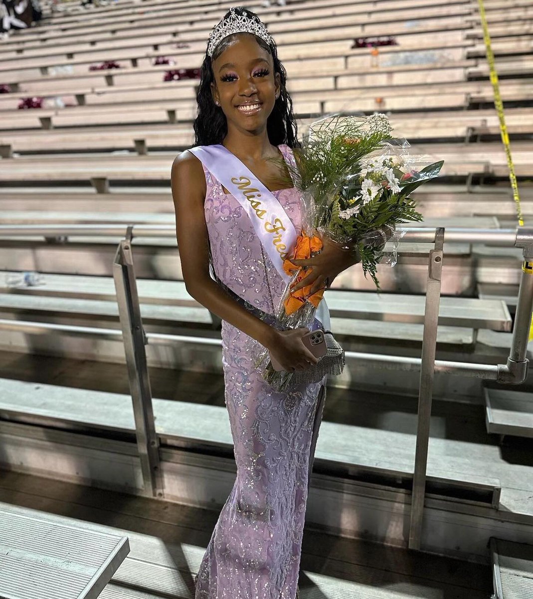 shscheer_ga's tweet photo. Congratulations to our very own Tonii Barnett on being crowned Miss Freshmen. We are soooo proud of you! 🧡💚 #SHSCheer #SHSCheerIsRoyalty #WeReallyLikeThat! https://t.co/wHshFyMmcV