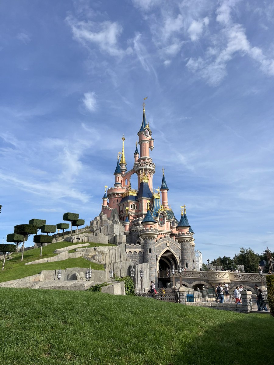 CanelleSelmire's tweet photo. ✨✨
#disneylandparis https://t.co/a34TrFPZc2
