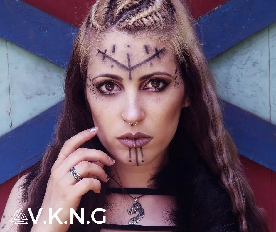 VKNGjewelry's tweet photo. Runes were more than just an alphabet for the Vikings. They were also used for divination and magic. Want to know your future? Maybe it's time to consult the runes! ✨
Learn more about Rune Divination here: https://t.co/eVO17a4AXU
#NorseRunes #VikingMagic #FutureTelling https://t.co/GDGQKpPceu
