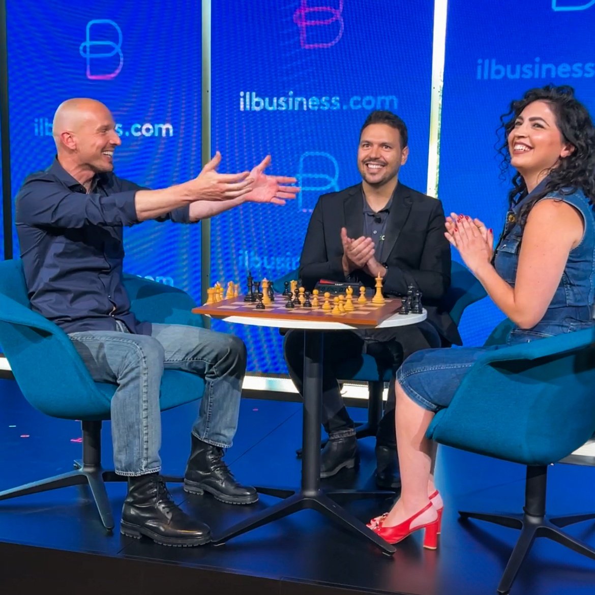 chesscomit's tweet photo. Auguri di Buon Compleanno al nostro Direttore Romualdo Vitale per i suoi 28 anni!
Romualdo in questi giorni è stato ospite all'evento https://t.co/49d6LK266z di Marco Montemagno insieme alla WFM Maria De Rosa, dove ha parlato dei benefici degli #scacchi nel mondo del #business! https://t.co/KdxTCCeRr5