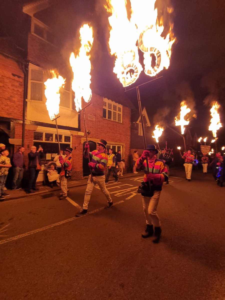 CllrMichaellunn's tweet image. Massive well done to the #Rotherfield &amp;amp; #MarkCross #Bonfire Society for running tonight's village event. A huge team effort 👌
