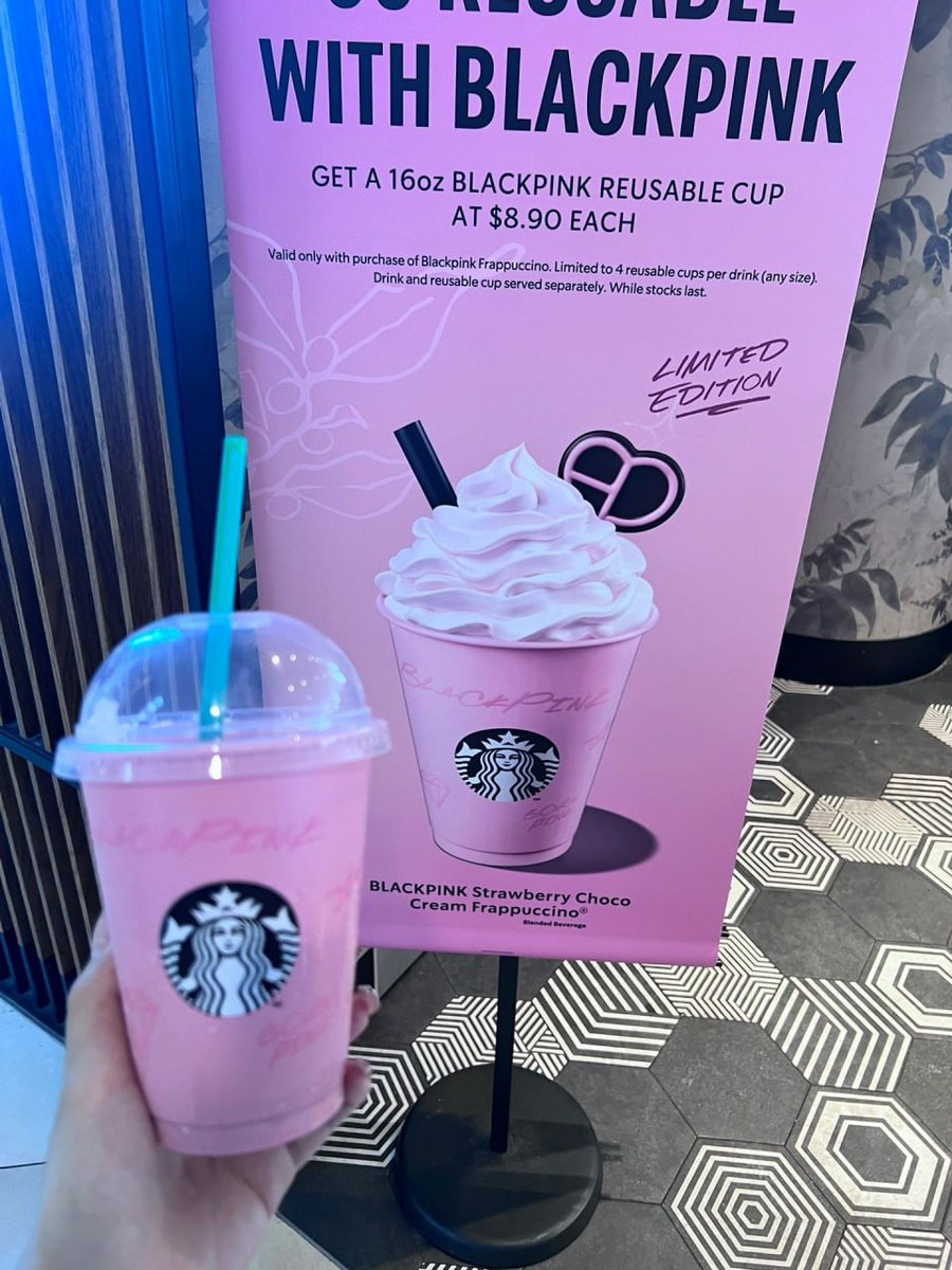 JanethAaro's tweet photo. lol, I was shopping in the mall with my friends in the afternoon, and I found out that Starbucks has a new milk tea. It tastes great.🤤 https://t.co/hV6dGwlgrH