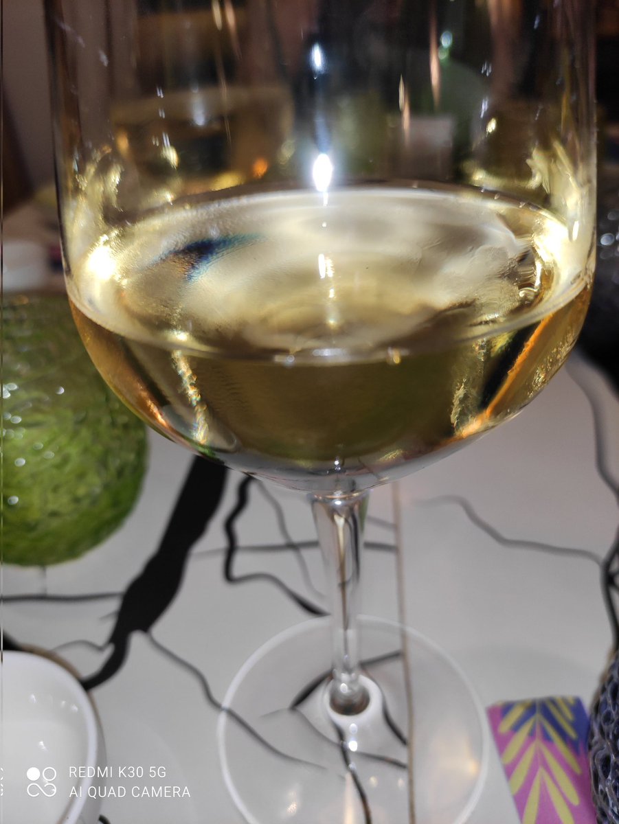 OsservatorioLor's tweet image. Un bicchiere di vino con un roll e alghe wakame la felicità. #Momi # Taranto