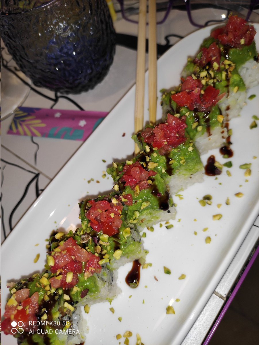 OsservatorioLor's tweet image. Un bicchiere di vino con un roll e alghe wakame la felicità. #Momi # Taranto