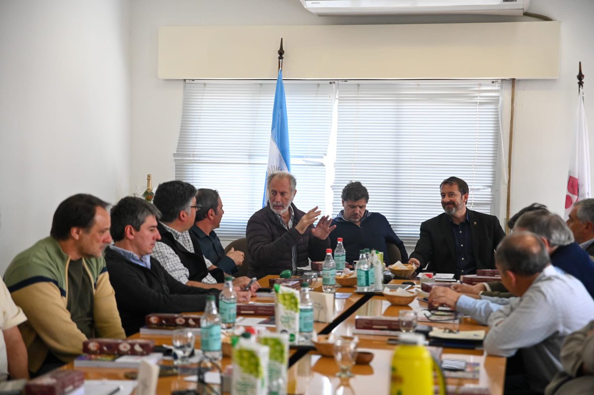 JorgeNeme_'s tweet photo. En Chilecito, La Rioja, junto a @jmfernandeza y @LuisContigiani participamos de la reunión del directorio de @COVIAR1 con el presidente de la entidad, Mario González. Se destacó el avance del #PROVIARII: una política pública clave para el desarrollo del sector vitivinícola. https://t.co/yaPhetomTU