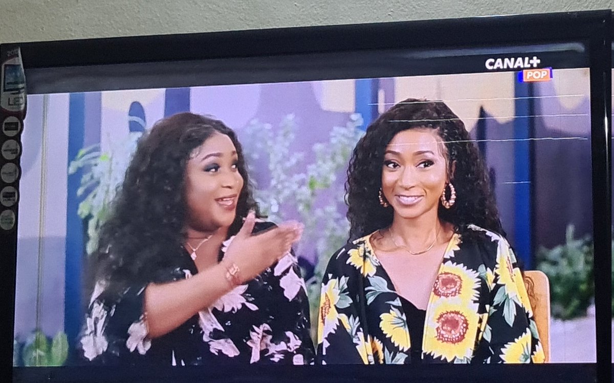 AuraMeraxi's tweet photo. Genre elles vont se battre pour le même Homme????
Imaginez on sors du même utérus et on décide de chercher même gars en toutes connaissance de causes.
C'est délirant, limite tordus 
#bachelor #bachelorafrique #bachelorafriquefrancophone https://t.co/d0YSaVimu2
