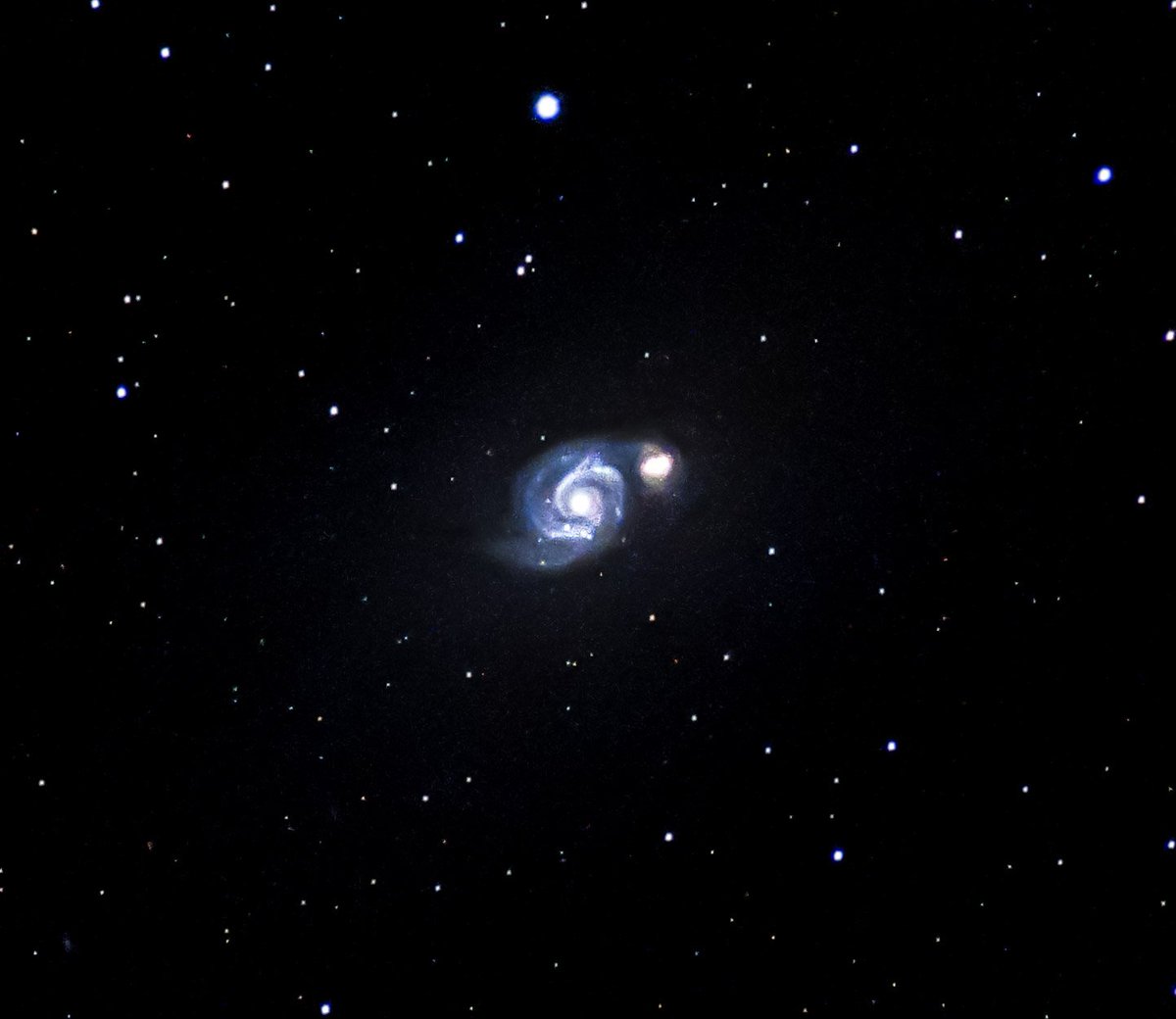 #m51 #whirlpoolgalaxy #universe #cosmos #galaxy #stargazing #astrofotografia #astrophotography #nightsky #backyardastrophotography #backyardastronomy #amateurastrophotography #canon #staradventurer #manfrotto
