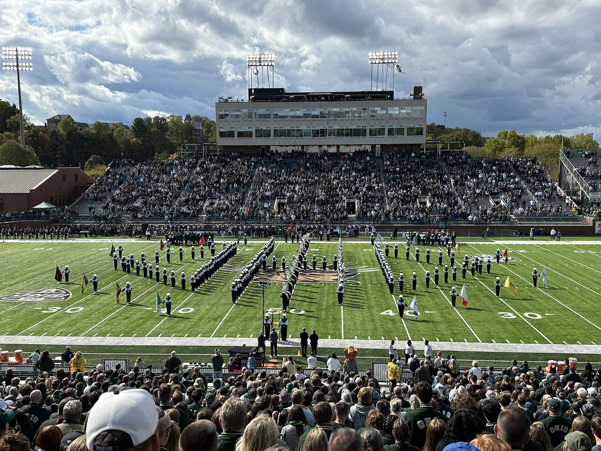 kclin110's tweet photo. It’s hOUmecoming in Athens! So great to be back and see everyone again. Go Bobcats, Beat the Flashes! https://t.co/uNATWedmB7