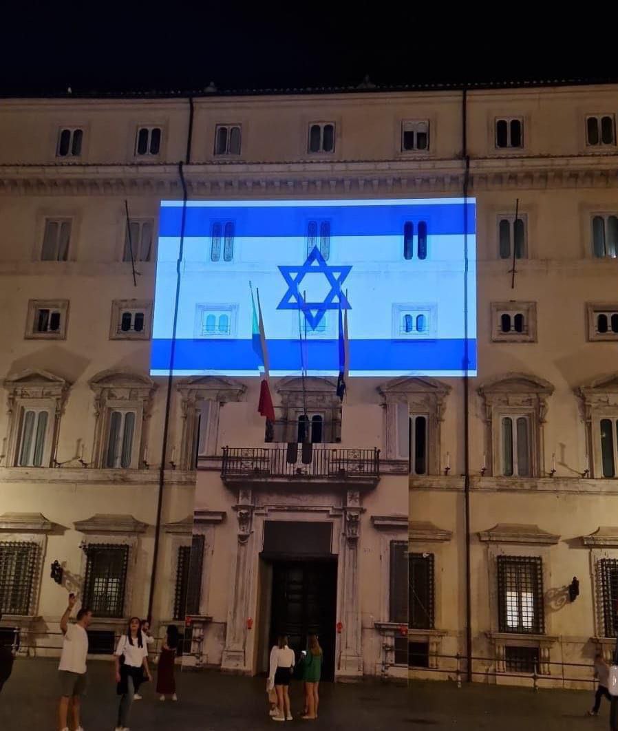 UHN_Plus's tweet photo. 🇮🇹🇮🇱 | ITALIA: El Parlamento en Roma se ilumina con la bandera de Israel. https://t.co/8i3Mmukqx5