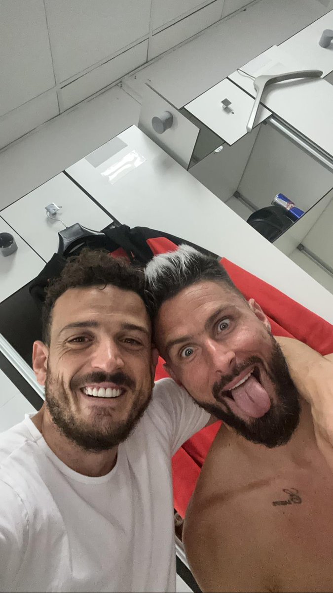 MI SENTO AL SICURO <a href="/_OlivierGiroud_/">Olivier Giroud</a> 

#AcMilan #GenoaMilan