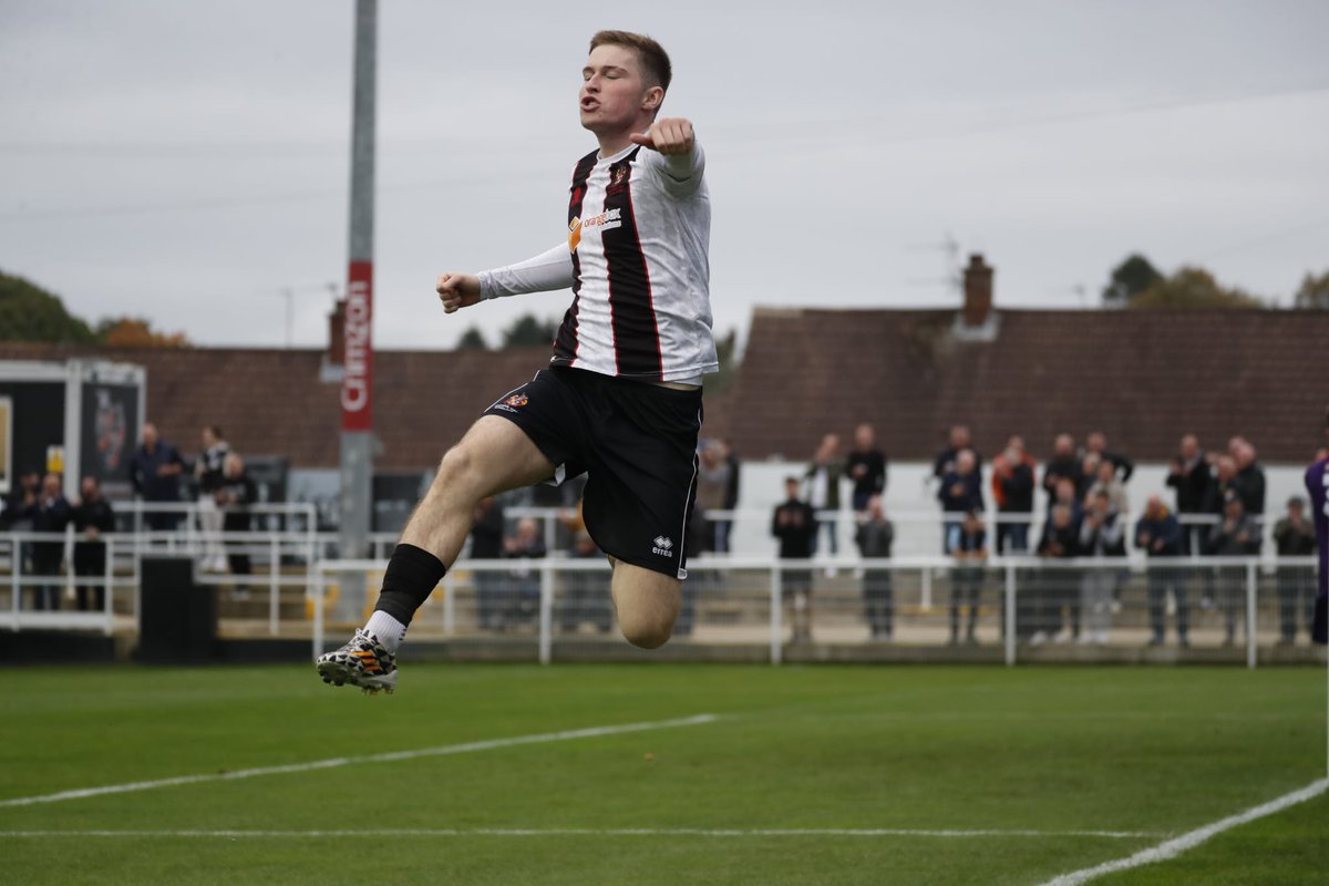 MarkSimpson1980's tweet image. Class from Spenny today. Really strong performance.

Lesson learned: No matter how far out the free-kick, Glen Taylor will probably still score from it.

Happy Saturday.

#Moors