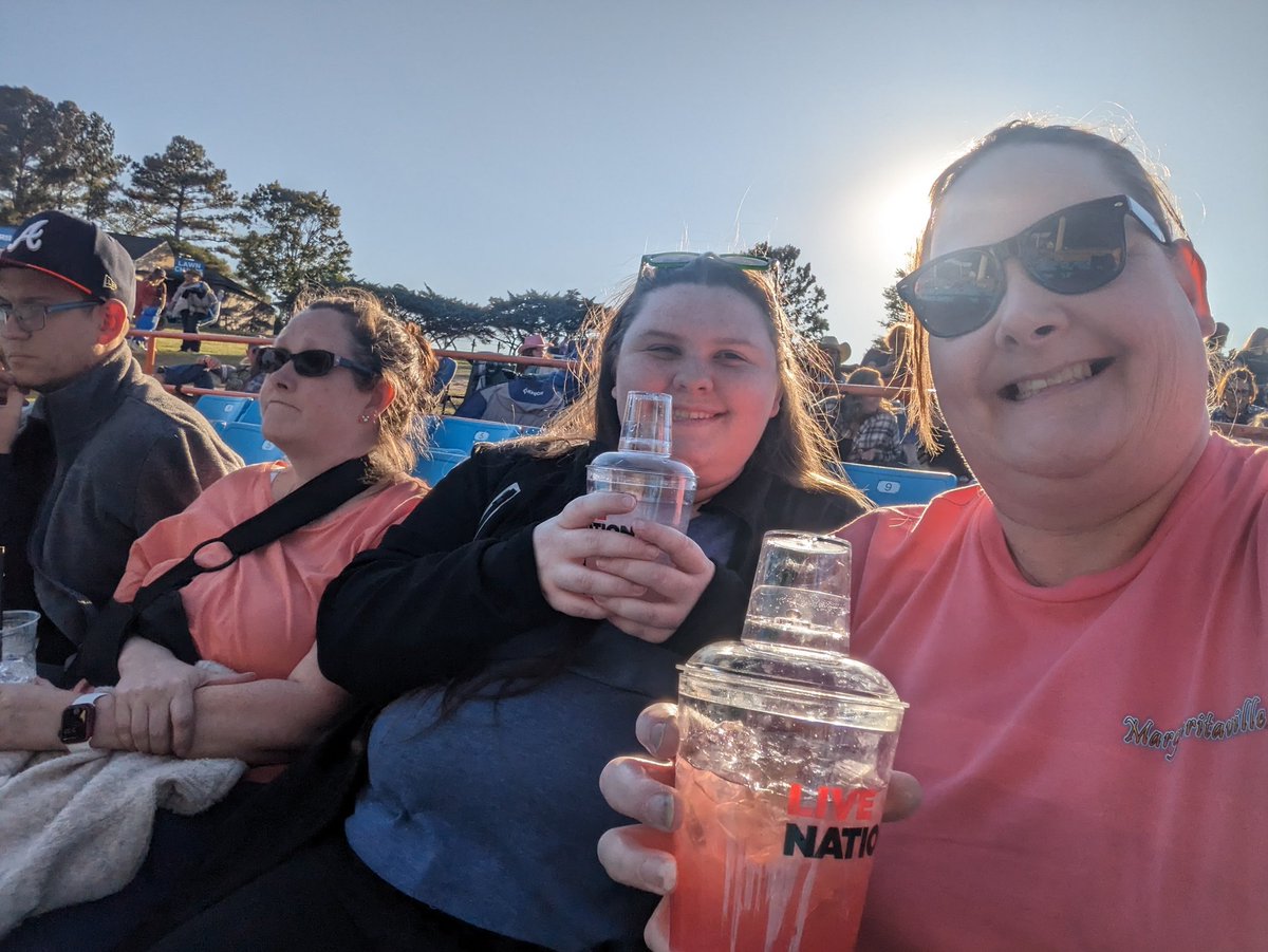 kellydrivesfast's tweet photo. At @lukebryan concert with #Monkus (@Alyssa_108160 ), her boyfriend Allen & his mom Susan!! #Charlotte #CountryOn
And I got a rubbery shot glass!! https://t.co/tHU4iepXxZ