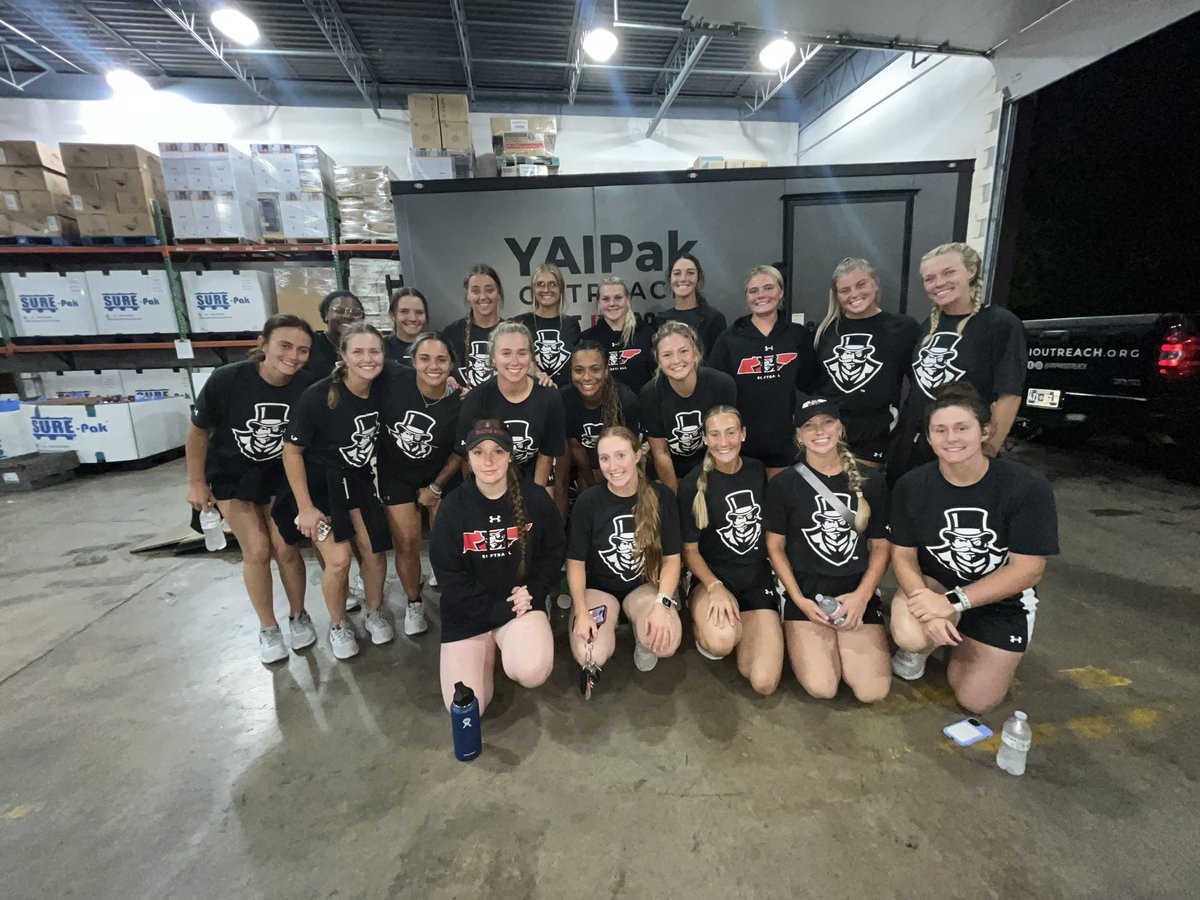 GovsSB's tweet photo. Your GOVS had a total of 128 hours this week giving back to our amazing city. @YAIPakOutreach  @RedCross thank you for having us. #Team39 #TotalGovConcept https://t.co/jzPExcdq4Z