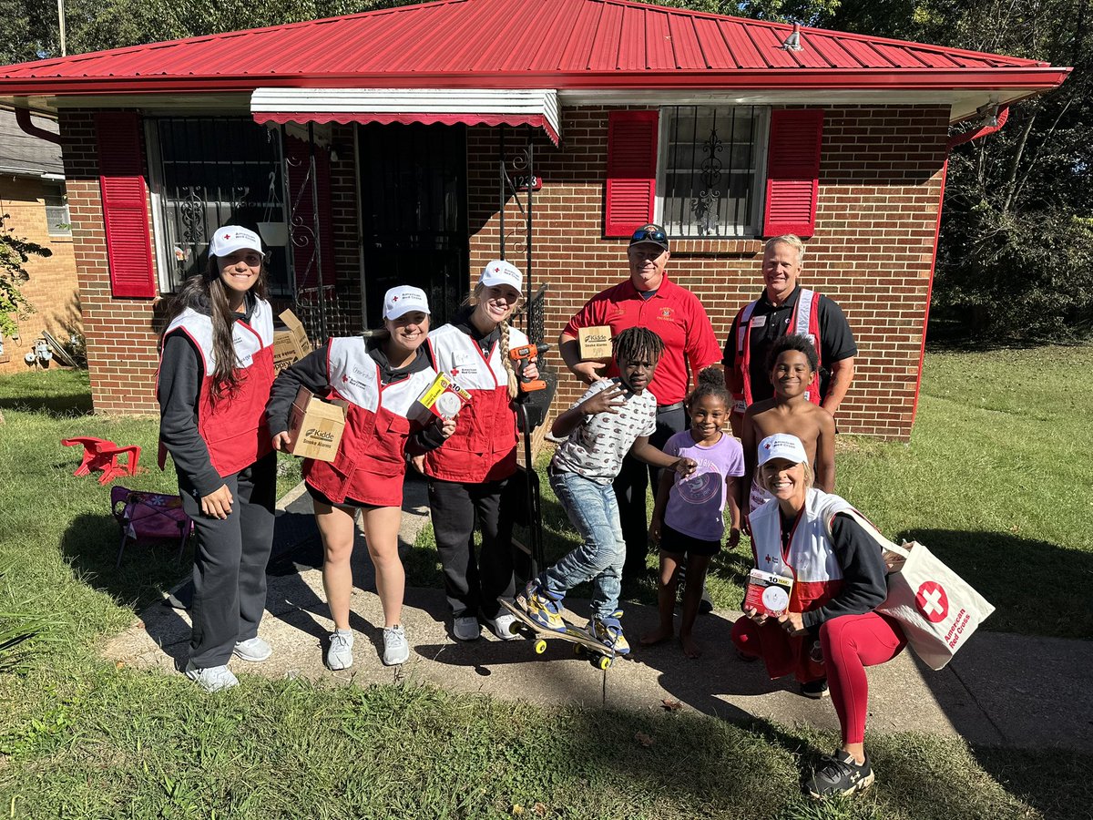 GovsSB's tweet photo. Your GOVS had a total of 128 hours this week giving back to our amazing city. @YAIPakOutreach  @RedCross thank you for having us. #Team39 #TotalGovConcept https://t.co/jzPExcdq4Z