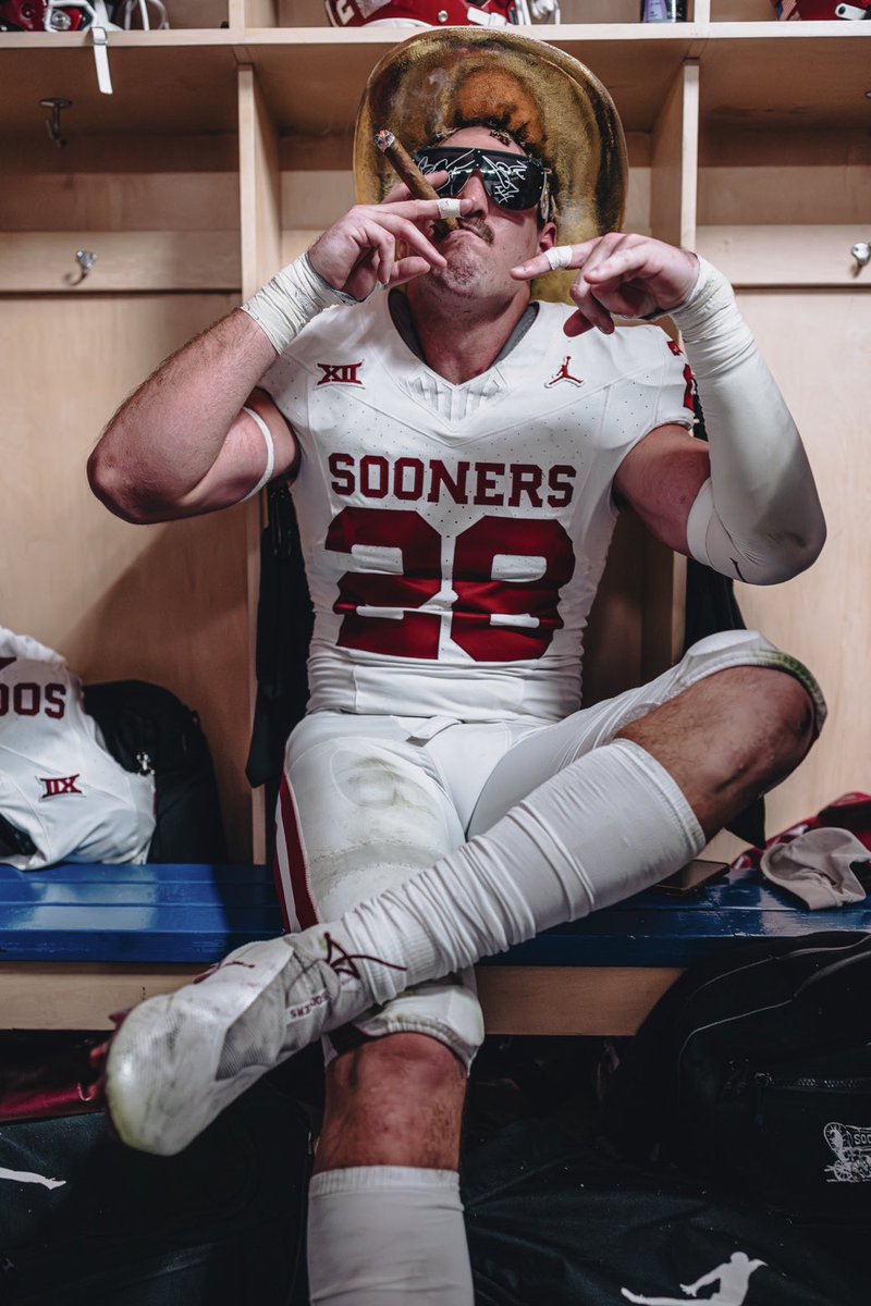 RedditCFB's tweet photo. Hardest pic of the season so far 🔥🔥 https://t.co/kg0pYzwa67