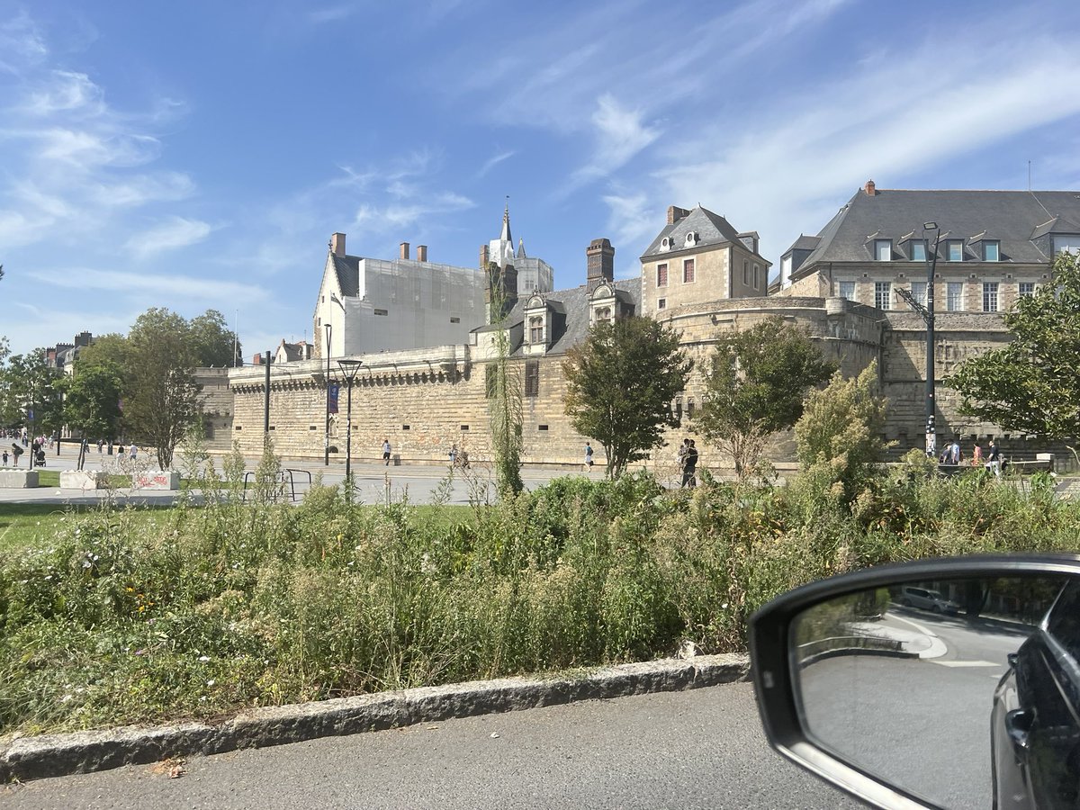 Besoin d'un taxi à Nantes? Faites appel à notre service professionnel et fiable. Nos chauffeurs expérimentés vous garantissent sécurité, ponctualité et confort. Réservez facilement en ligne et profitez de tarifs compétitifs. Voyagez sereinement avec notre service de taxi nantais.