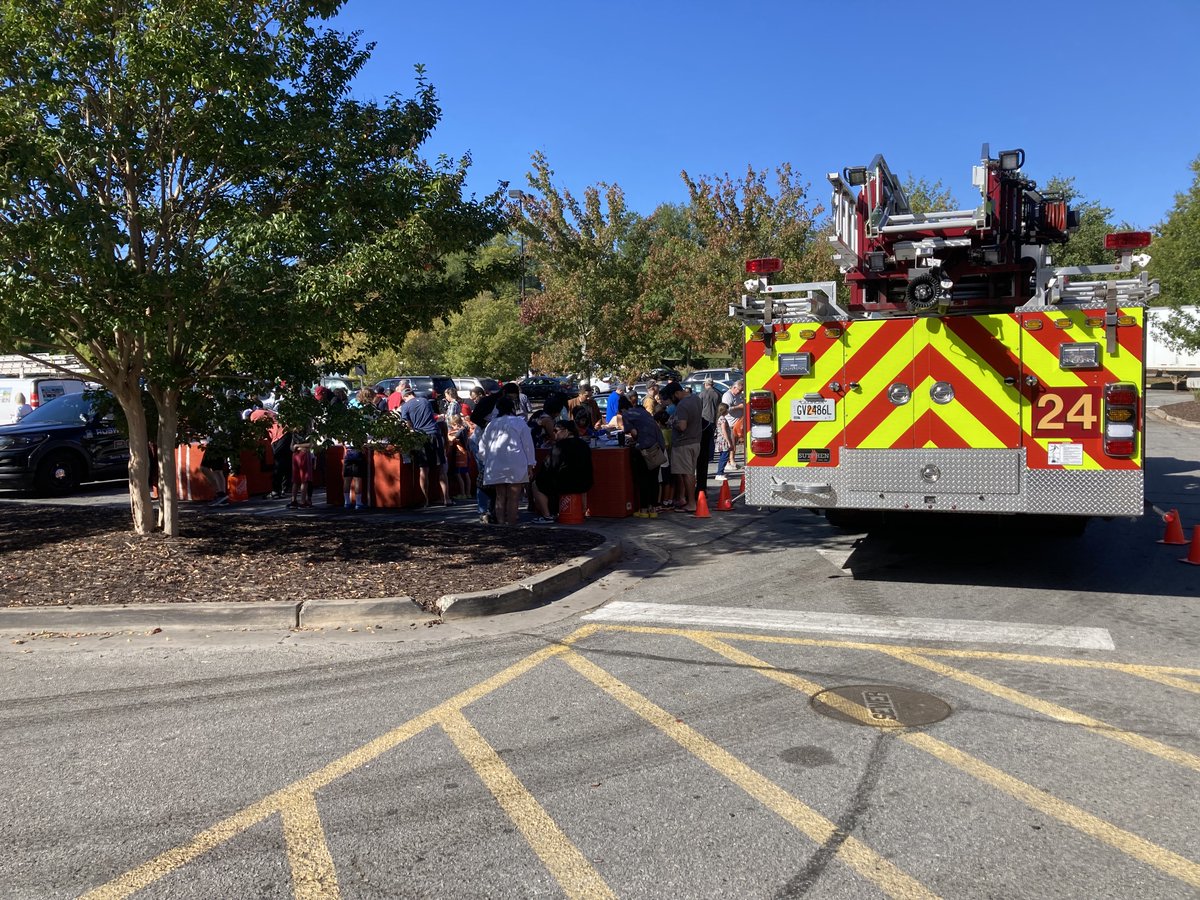 PerlinSusan's tweet photo. Amazing turnout for kids workshop.  Roswell's first responders went above and beyond for the kids (parents too!)  Thanks Kim for all your hard work.  @KMTovey, @ShawnWBrooksHD https://t.co/SpJ2OreerU