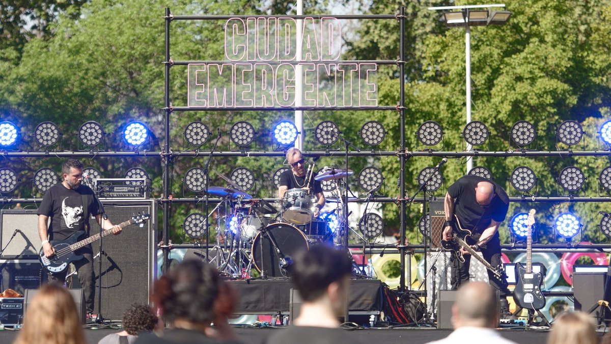 Compartimos algunas imágenes de lo que fue nuestro paso por el Festival Ciudad Emergente.
Gracias a todos los que nos acompañaron esta tarde.
La próxima es el 27, en La Cigale.