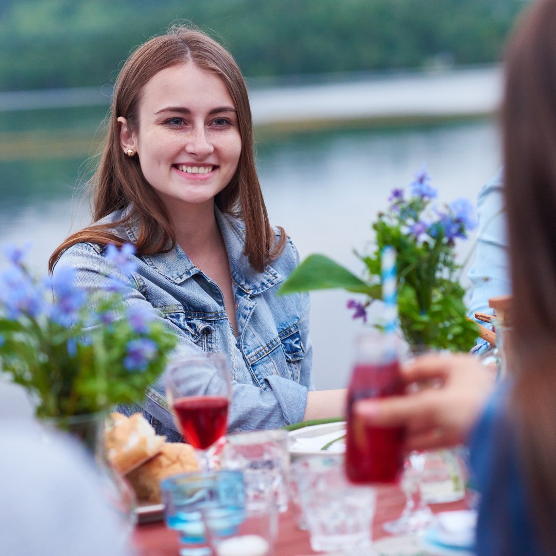 Cheers to mosquito-free outdoor dining! 🥂💚 #MosquitoNix #FallDining #OutdoorLiving #MosquitoFree #Cheers #PatioLife #DineOutside #NoBugsAllowed #EnjoyNature