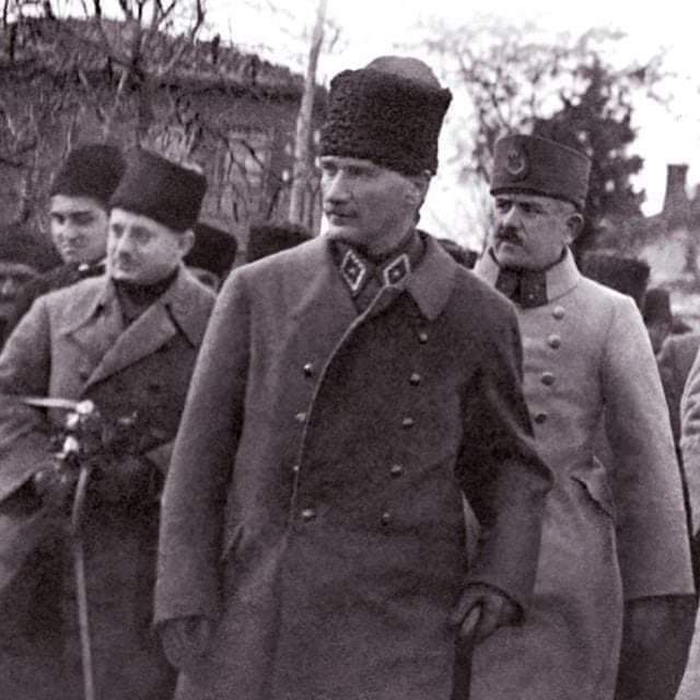 Türk çocuğu artık Arap çölleri için kanını dökmeyecektir."

Mustafa Kemal Atatürk, 1930
Akraba arasındaki kavgada biz yokuz ..