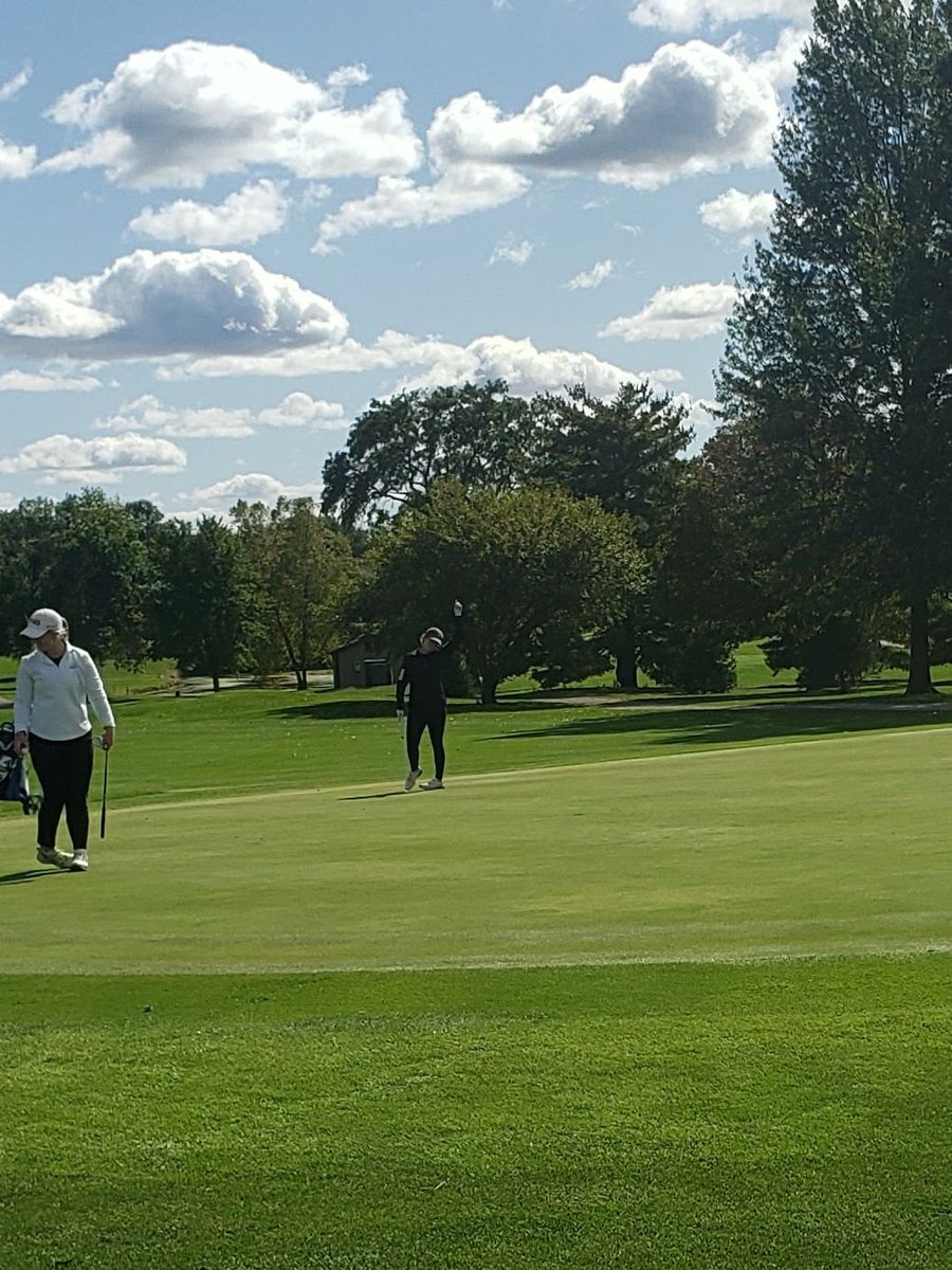 Brianna Chamoun sinks a 25 putt on the 18th green to finish with a 76 at the <a href="/IHSA_IL/">Illinois High School Association #IHSA</a> State tournament! #HailSycamore We will let you know her final place.