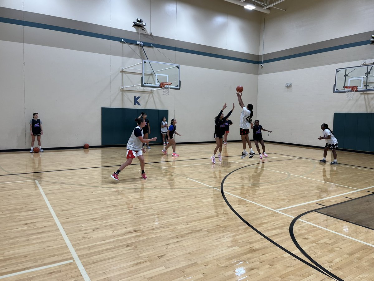 risingbluestar1's tweet photo. Busy week 5️⃣ kicked off in Minneapolis today, set the one for the whole weekend once again! Amazing group that brought the noise 🗣️

@BlueStarMedia1 @BlueStar30s @BlueStarBB https://t.co/ciH0PQ1xhF