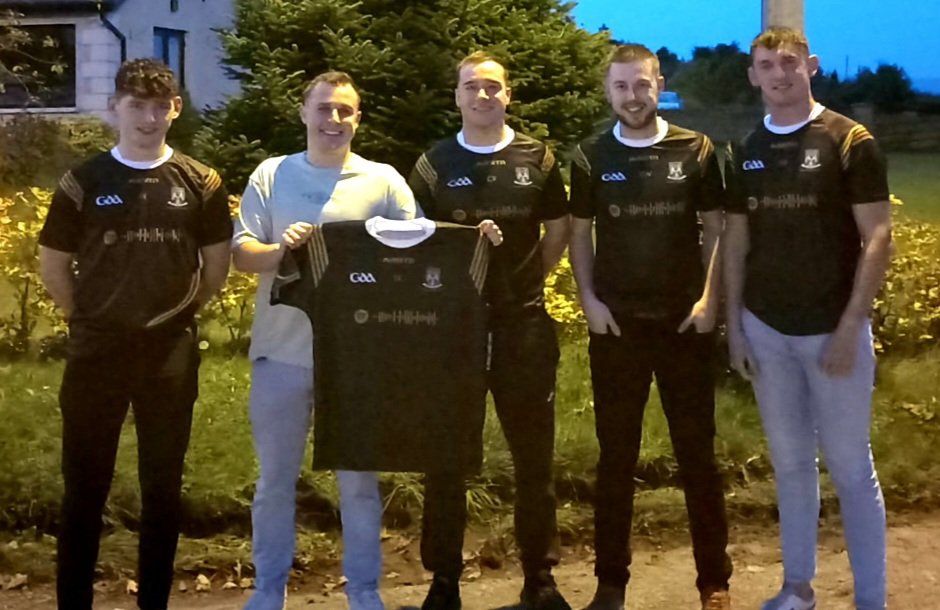 Big thanks @welshyofficial for sponsoring a set of jerseys for the players to commemorate their historic county final win. @kclr96fm @crkcsport @KilkennyCLG @scorelinesport