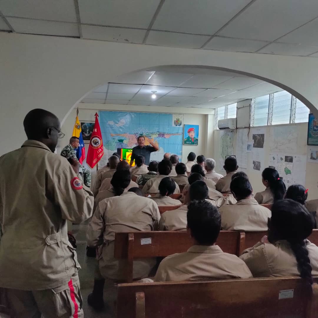 #07Octubre Nuestros cuadros de mandos milicianos, se llenan constantemente de Patriotismo, en las aulas antiimperialistas, de las diferentes APDI del país. 

¡La Patria se Defiende! 
#ElEsequiboEsNuestro