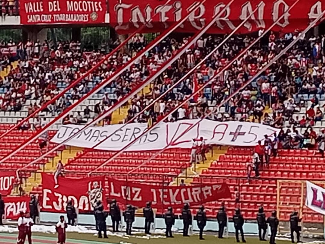 71Frente's tweet photo. TE METISTE EN LA TRIBUNA FAMILIAR 

AGREDISTE AL HINCHA COMÚN

AHORA HACES LLAMADAS LLORANDO A LA F.V.F PIDIENDO AYUDA DE AGRESIÓN...

QUE VERGÜENZA QUE ERES CUCUTEÑO ... 

NI PERDÓN NI OLVIDO ... 

TENGAN CÓDIGOS .

🔴⚪👑💀🔪🐽 https://t.co/g3y6zGoX54
