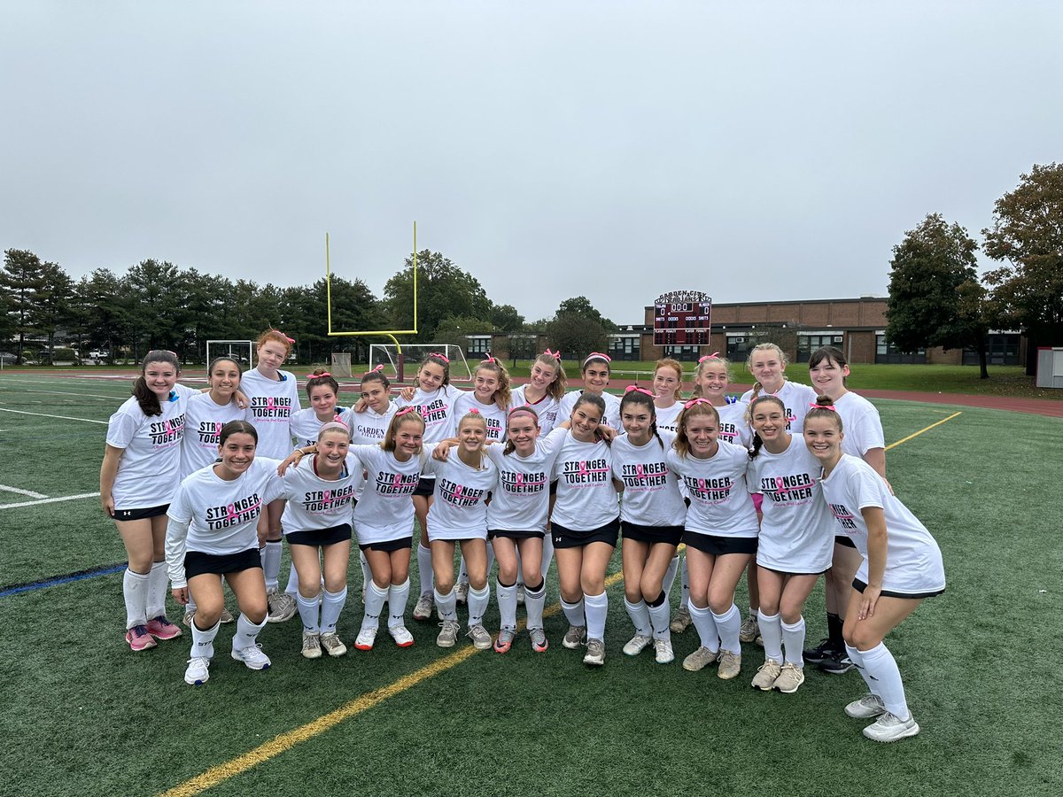 MrsCamGC's tweet image. It couldn’t rain 🌧️ on our parade! So proud of the @Garden_City_HS JVFH 🏑team for raising money and awareness for breast cancer research 🩷 They truly remembered who they were playing for today 🎀💞🌸 @GC_ATHLETICS_ #HEYRED #StrongerTogether 💪🏻