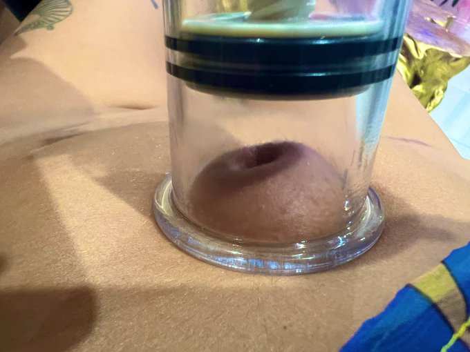 Out of pure curiosity I put my nipple suction cup on my belly button and the results were&hellip; weird&hellip; I think<a href="/tag/thecumdown"class="tags"><span>#thecumdown</span></a>