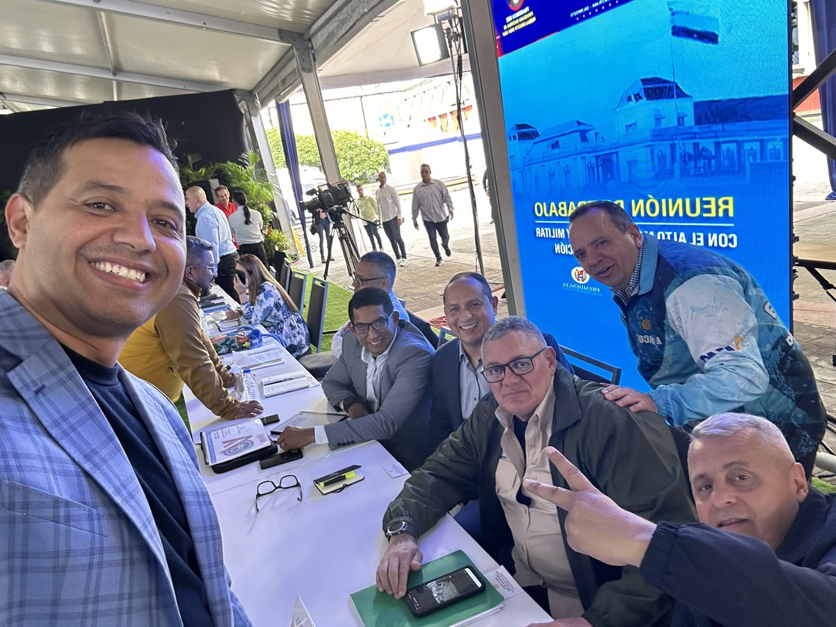 Buenos amigos de nuestro Municipio #Iribarren, agradezco siempre el apoyo que nos brinda nuestro Presidente <a href="/NicolasMaduro/">Nicolás Maduro</a> a través de los Ministros <a href="/GRaulparedes/">Gral. Raúl Paredes</a>, <a href="/RMarcoTorres/">Rodolfo Marco Torres</a>, <a href="/LealTelleria/">M/G Carlos Leal Tellería</a>, <a href="/rvaraguayan/">Ramón Celestino Velásquez Araguayán</a>, <a href="/IMVillarroel1/">Moisés V</a> a favor del pueblo.