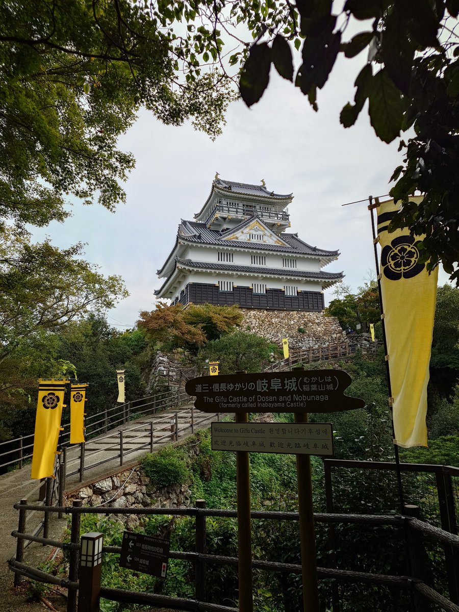 subrow326's tweet image. おはようございます☁
秋の気配の岐阜城
色づき始めた木もある