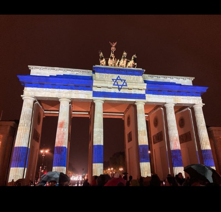 patriciapolitz's tweet photo. Impresionante ver este acto de solidaridad con Israel en la Puerta de Brandemburgo. https://t.co/W9mPJ9tpDS