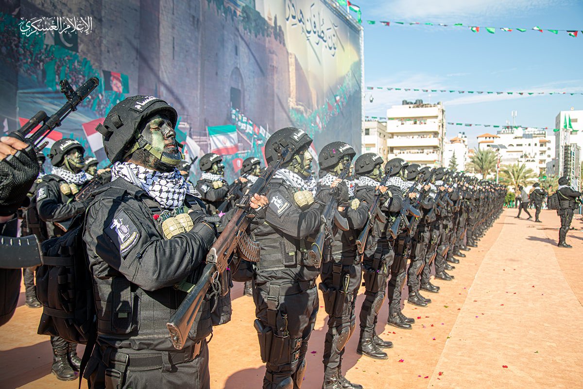 GabrielChocron's tweet photo. No hay aquí dos caras de la moneda. Hay una sola realidad.

Israel se enfrenta a una organización terrorista salvaje e inhumana que se enorgullece de entrar a ciudades israelíes y asesinar a sangre fría a niños, jóvenes y ancianos. 

Una organización terrorista que comparte con Irán un mismo objetivo: borrarnos del mapa. 

Basta de la falsa moralidad. Basta de justificar lo injustificable.