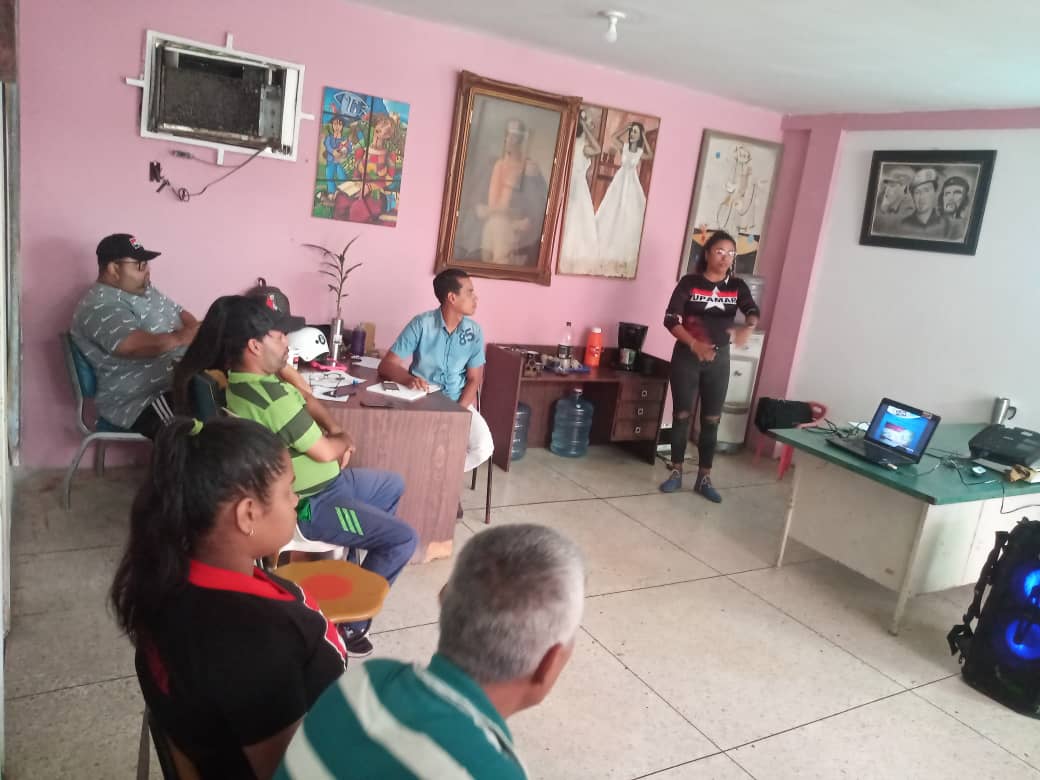 🔴Primer Taller de Redes Sociales⚫

Nuestra militancia entre juventud asistieron al taller sobre las redes sociales y la importancia de cada una de ellas, así podremos seguir avanzando en el tema comunicacional

Somos, siempre Ejemplo De Lucha 🇻🇪
<a href="/NicolasMaduro/">Nicolás Maduro</a> 
<a href="/WBenavides_MRT/">Williams Benavides</a>