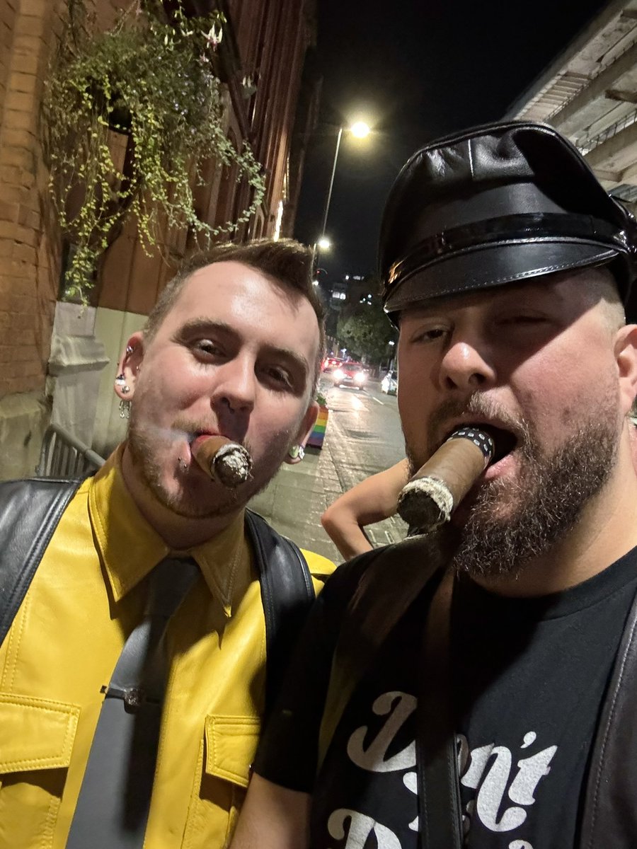 Finally got to meet this sexy one <a href="/LthrRbbrDuke/">leather_Rubber_Duke</a>